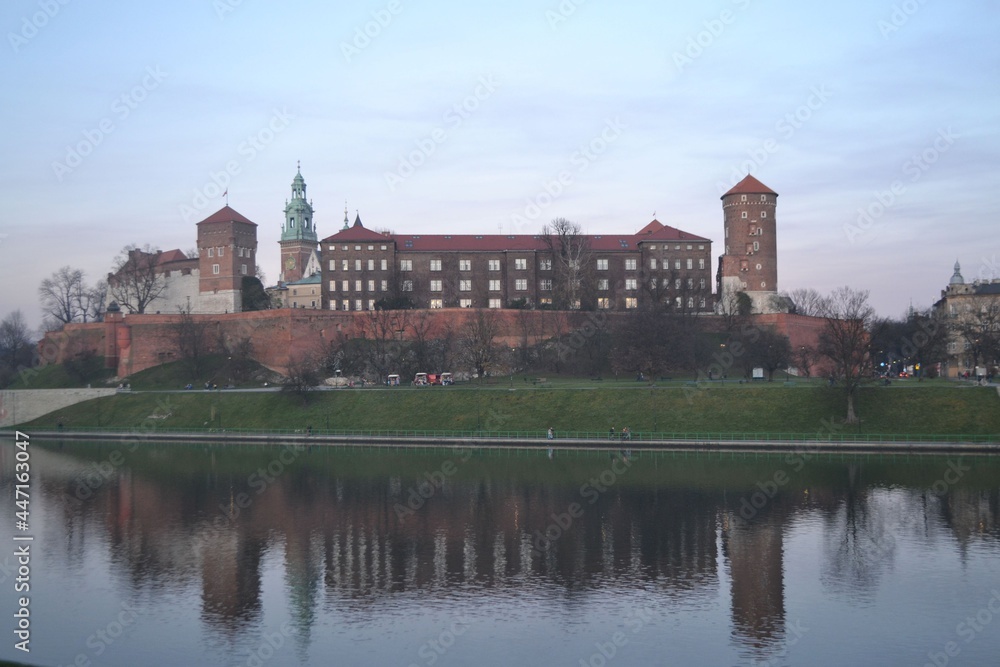 Wawel Schloss in Krakow. Wawelhügel. Burg Wawel abends.