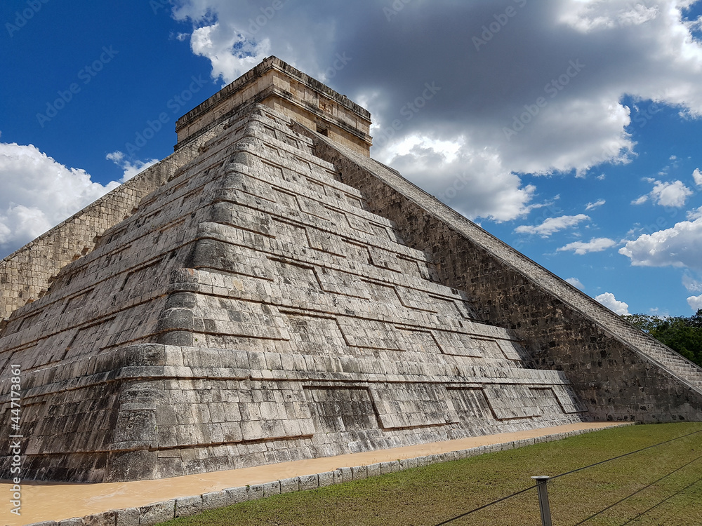 Pirâmide da civilização maia bem preservada na província de Yucatán