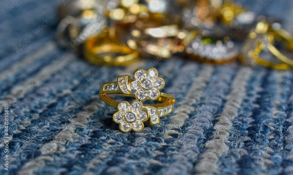 accessories A white gold ring set with diamonds accessories A white gold ring set with diamonds