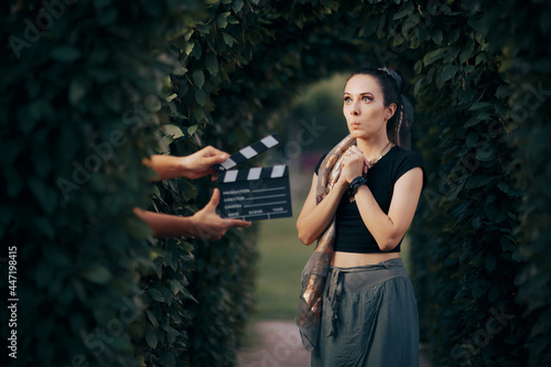 Fotografi Funny Actress wearing Ethnic outfit Trying to Remember her Line