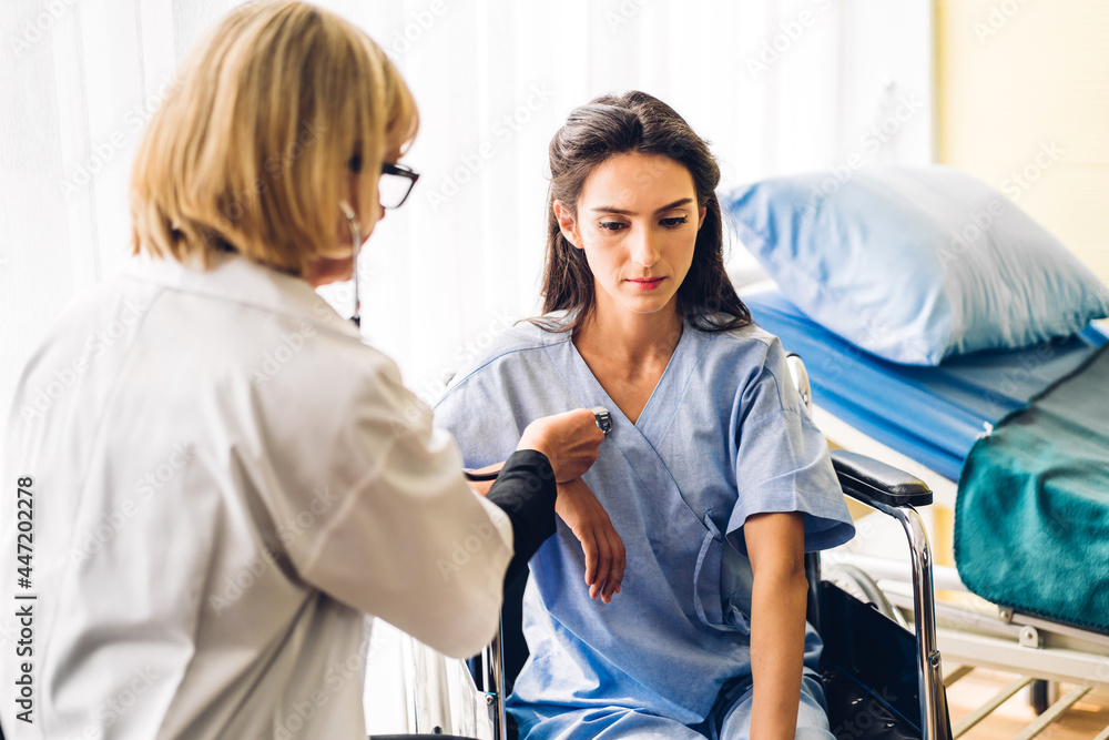 Obraz premium Senior woman doctor wearing uniform with stethoscope service help support discussing and consulting talk to sick woman patient about checkup result information in hospital