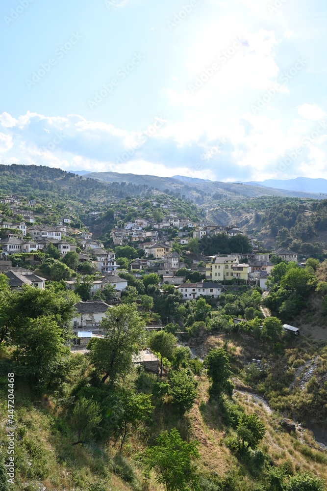 Blick auf die Altstadt von Gjirokastra, albanien mit den traditionellen steinernen Dächern