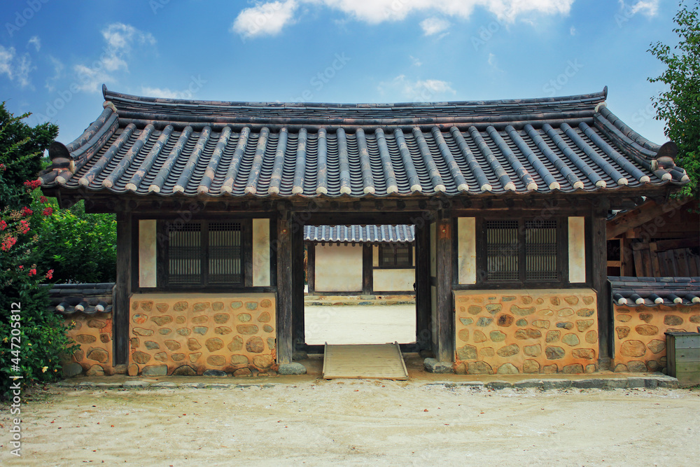 Hanok, an old house in Korea, looks like this. Hanok, an old house in Korea, looks like this.