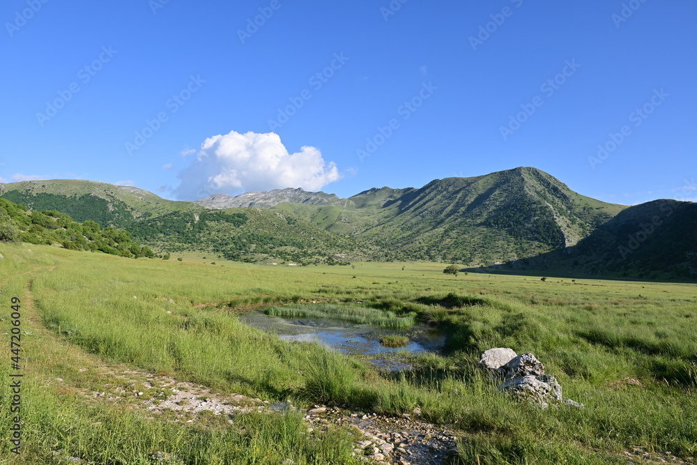 Panorama auf das Hochtal und Berg Cajup im zagoria nature park bei gjirokastra in Albanien