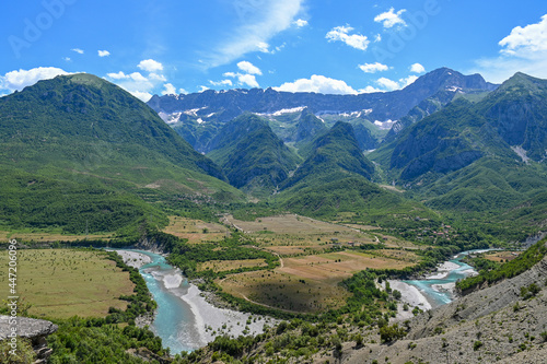 Panorama   ber das Vjosa-Tal auf den Gebirgskamm Nemercka in Albanien  Naturschutzgebiet in Albanien mit Bergkette im Hintergrund