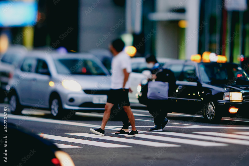 Fototapeta premium 夜の交通道路