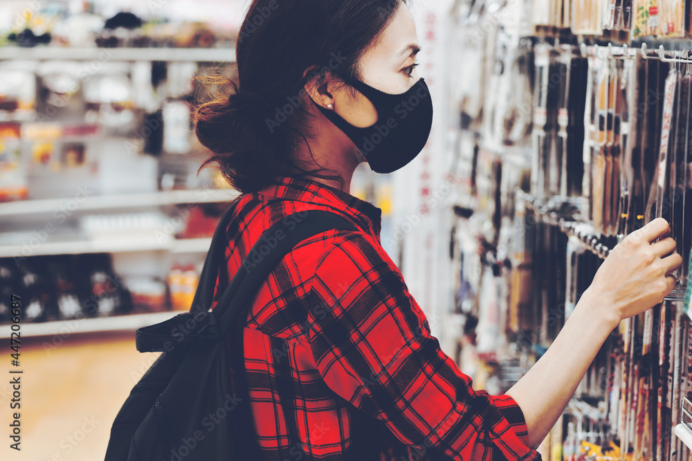 Fototapeta premium 買い物をする女性