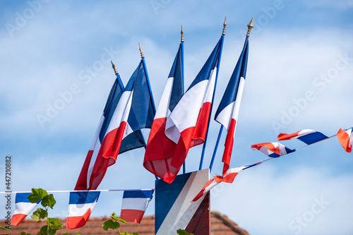 Drapeaux français bleu blanc rouge, place de la mairie, à l'occasion de la fête nationale du 14 juillet