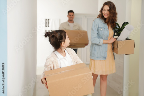 Happy family with boxes in their new house on moving day © Pixel-Shot