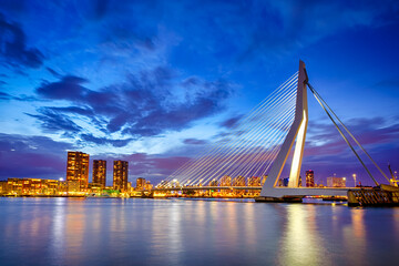 Fototapete Erasmusbrücke Erasmusbrücke Rotterdam Hafen bei Nacht  © danmorgan12