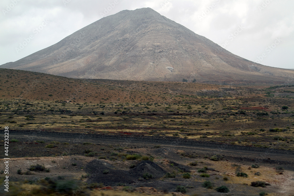 Różnorodny krajobraz wyspy Fuerteventura - obrazy, fototapety, plakaty 