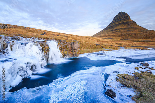 Morgenstimmung am Kirkjufell mit Wasserfall Kirkjufellsfoss, Sonnenaufgang, Snäfellsnes Halbinsel photo