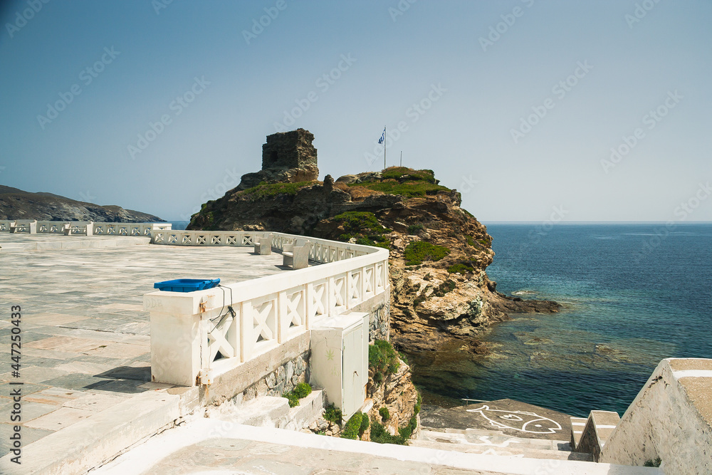 Φωτογραφία View of fragment of the Kastro fortress, sea and arched bridge in the city of Ch