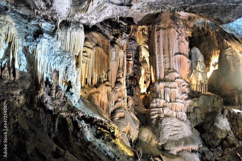 Cuevas de Postoja, Eslovenia