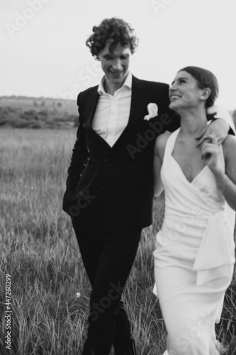 Foto Young wedding couple together in field