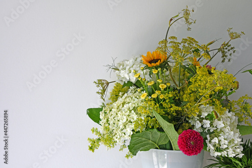 Blumenstrauß mit Sommerblumen und Wiesenblumen