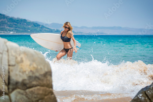 Fotografia Blone sexy surfer girl on the beach at Punta Paloma, Tarifa, Cádiz, Andalusia, S