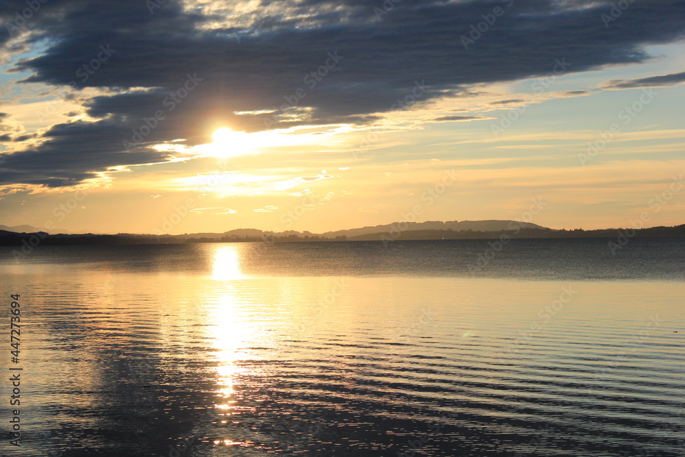 Obraz premium sunset over the lake