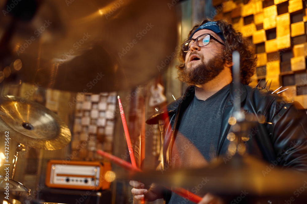 Naklejka premium Drummer playing on drum kit, music performing