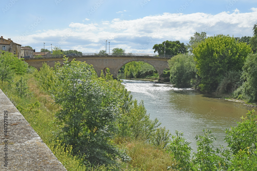 Coursan, Aude, Languedoc, Occitanie, France, Europe, pont sur le fleuve Aude.