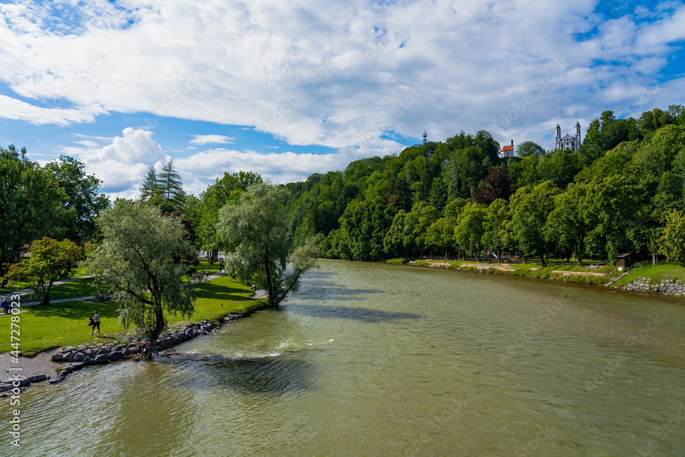 Fototapeta premium Bad Tölz Wolfratshausen Isar München Deutschland Bayern Oberbayern Isartal Isarwinkel Kalvarienberg Zwiebelturm