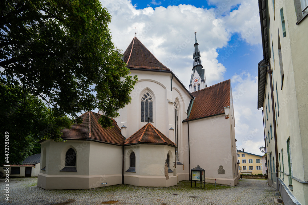 Fototapeta premium Bad Tölz Wolfratshausen Isar München Deutschland Bayern Oberbayern Isartal Isarwinkel Kalvarienberg Zwiebelturm