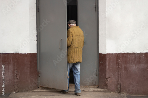 The old man walks in the door.