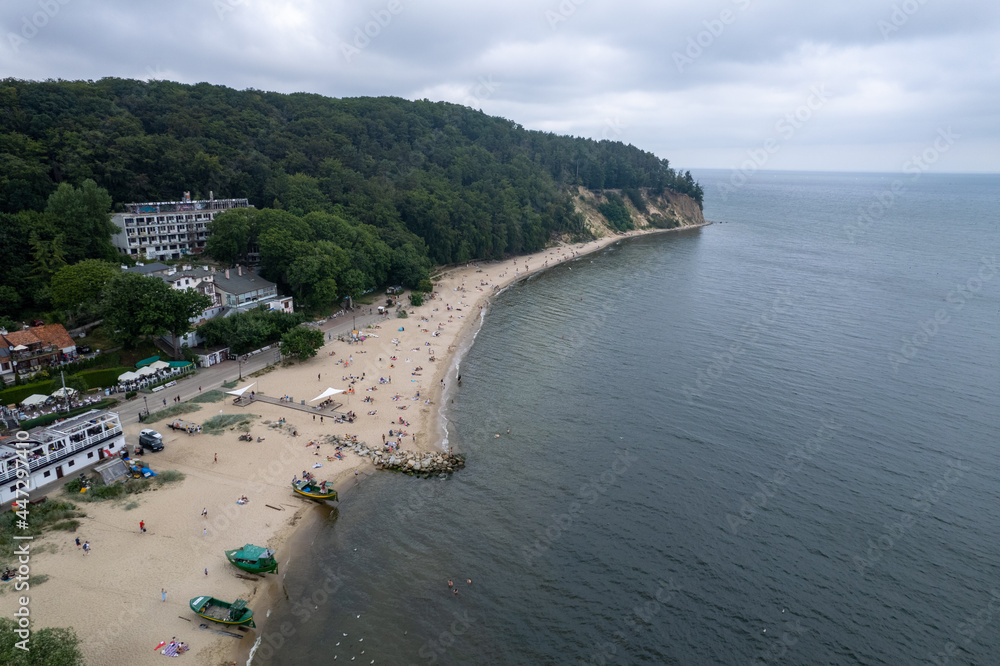 Klif morski w orłowie, Gdynia, w pochmurny dzień lato