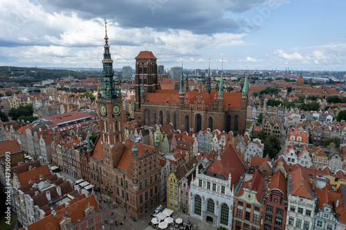 Centrum starego miasta Gdańsk, stare kamienice i dachy widoczne z lotu ptaka, drona. 