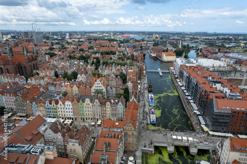 Fototapeta Naklejka Na Ścianę i Meble -  Centrum starego miasta Gdańsk, stare kamienice i dachy widoczne z lotu ptaka, drona. 