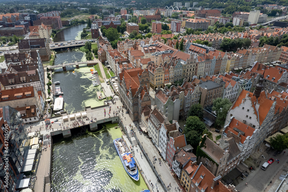Fototapeta premium Centrum starego miasta Gdańsk, stare kamienice i dachy widoczne z lotu ptaka, drona.