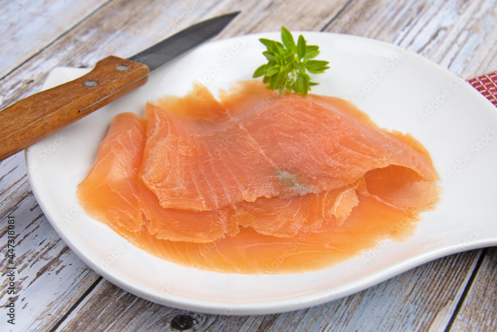 assiette de saumon fumé sur une table