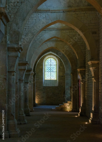 Obraz na płótnie arches of a church and stained window w salonie