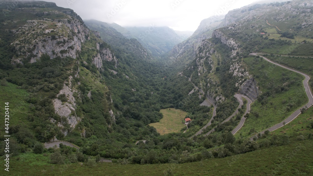 En esta imagen se puede observar el fantástico valle del Asón, ubicado en Cantábria en España. Por este valle trascurre el rio que da nombre al valle. Unas preciosas montañas verdes  en las que hay mu