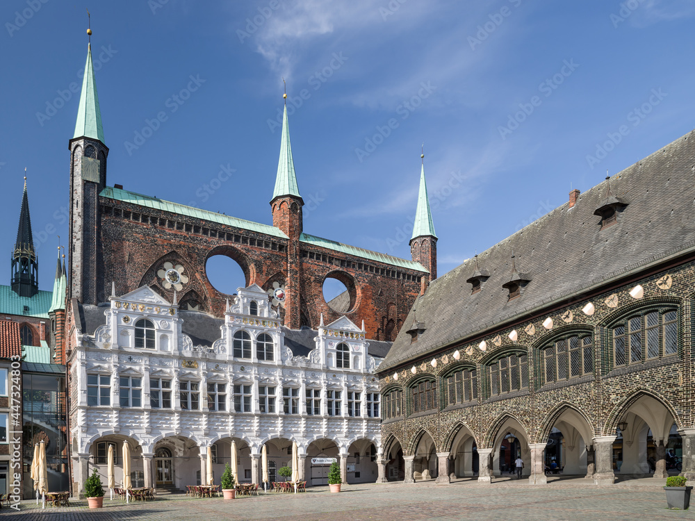 Rathaus Hansestadt Lübeck entzerrt sonnig
