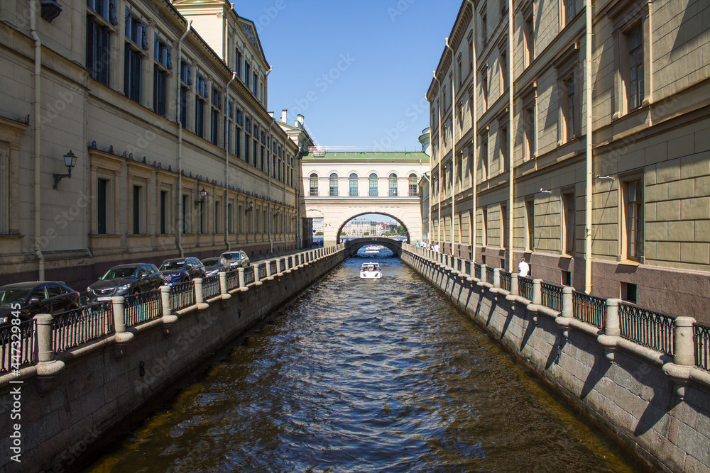 Naklejka premium Saint Petersburg, Russia-July, 16, 2021: a view of the water channel-a winter groove on a clear summer day and a space for copying