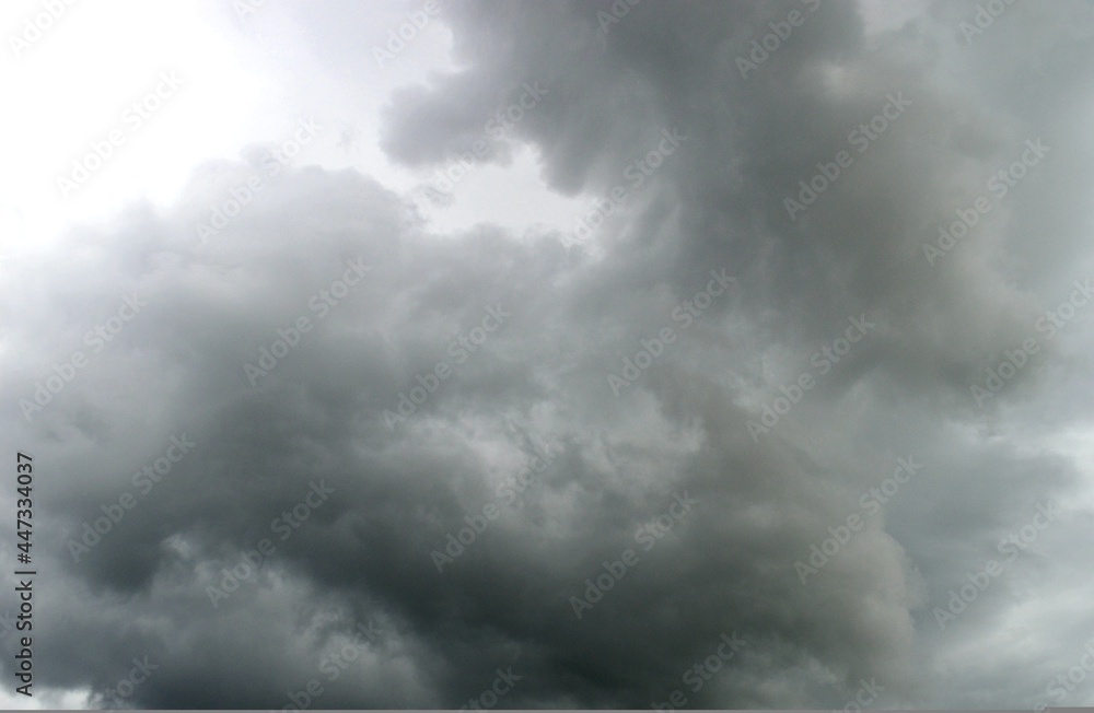 Obraz premium Dark clouds in the sky before a thunderstorm