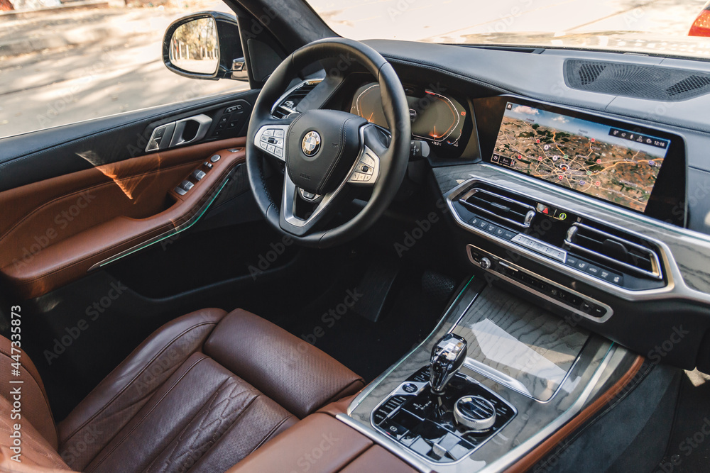 BMW X7 40i interior cockpit view, steering wheel and details shot foto ...