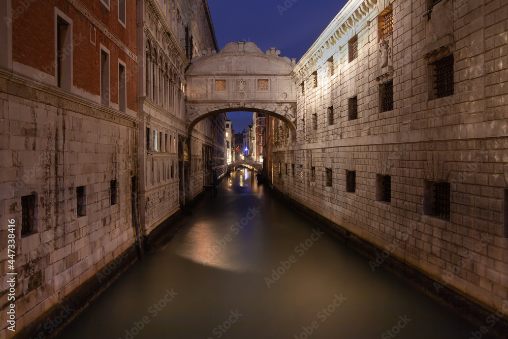 Ponte dei Sospiri (bridge of Sighs), Venice, Italy.