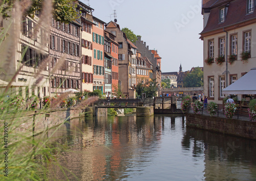 Altstadt-Szene in Straßburg (Elsass, Frankreich) an einer Brücke über den Fluss Ill