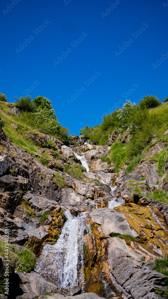 Cascada en el valle de Otal con hermosas colinas verdes en España