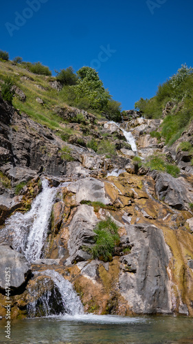 Cascada en el valle de Otal con hermosas colinas verdes en Espa  a