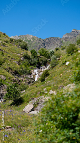 Cascada en el valle de Otal con hermosas colinas verdes en España