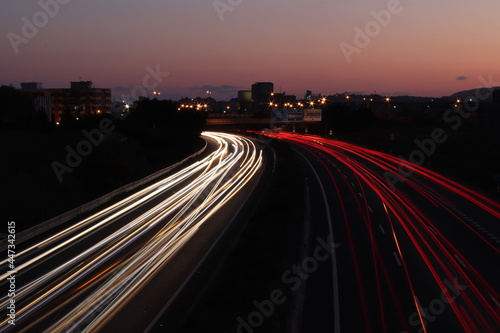 Circulación de coches al atardecer por el autopista (Palma de Mallorca)