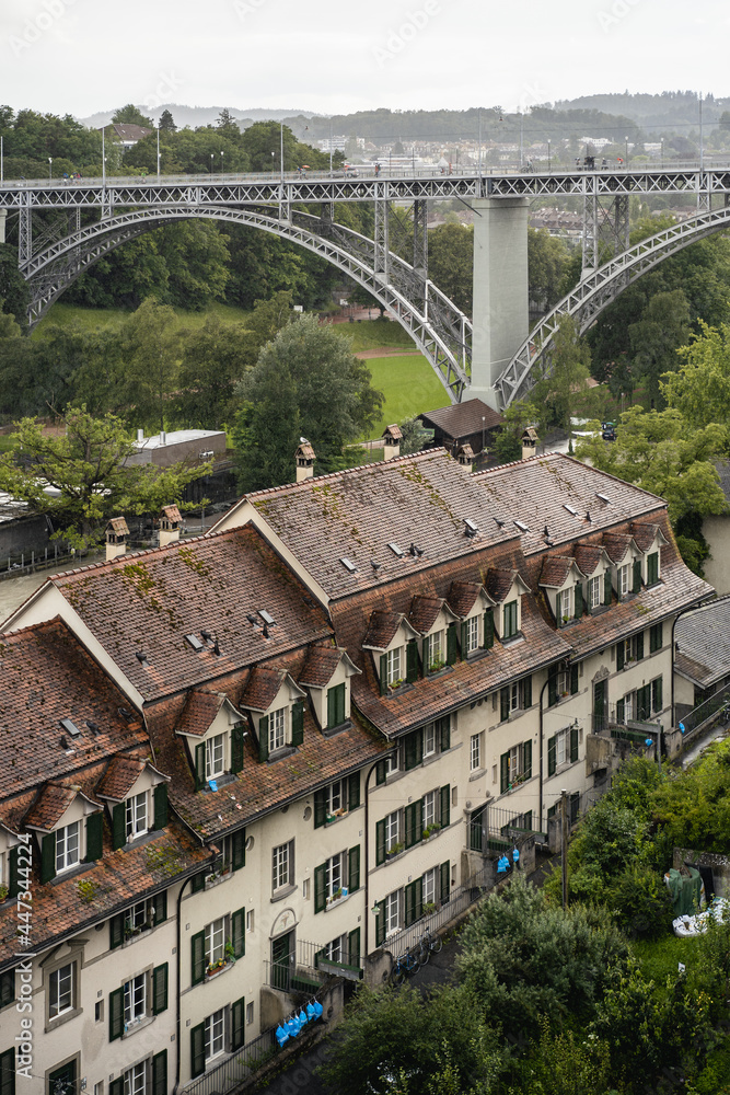Fototapeta premium Wohnhäuser in Bern an einem regnerischen Tag