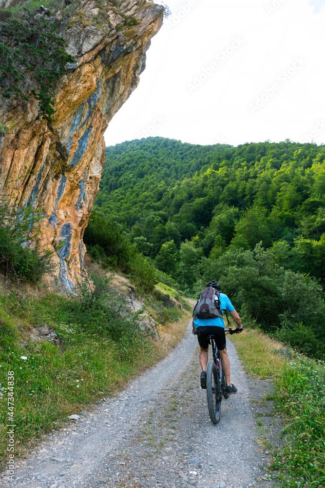 mountain bike en Picos de Europa o explorando los picos de Europa en bicicleta de montaña