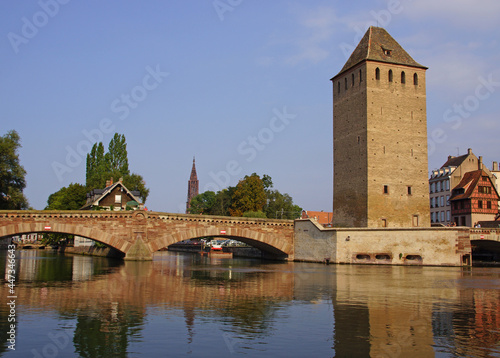 Historische Stadtbefestigung von Straßburg (Elsass, Frankreich): Die "gedeckten Brücken" über den Fluss Ill und einer der drei Türme © frank g gerigk