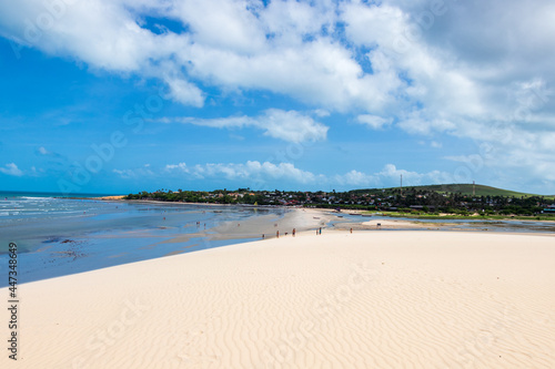 Fototapeta Naklejka Na Ścianę i Meble -  Praia em Jericoacoara no Ceará com vista para o Morro do Serrote.