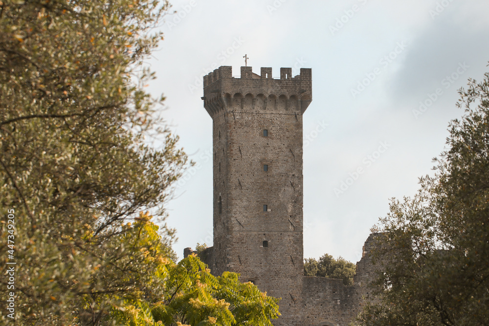 Castello Vescovile di Luni , in piazza Querciola a Castelnuovo. Castello Vescovile di Luni , in piazza Querciola a Castelnuovo.