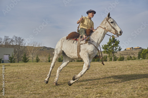 joven ginete trotando en caballo blanco © Ramiro Ruiz